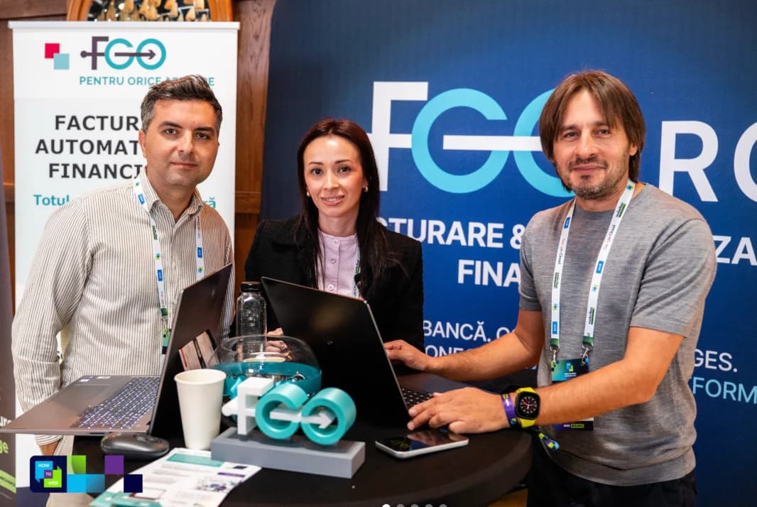 Standul FGO la un eveniment, cu logo tridimensional și brelocuri realizate de Codeprint